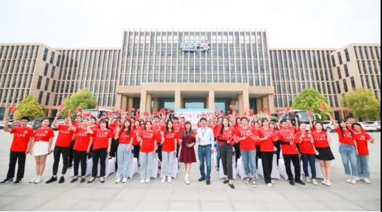 做白色的牛奶，創(chuàng)紅色的企業(yè)，花花牛乳業(yè)集團(tuán)青春歌會(huì)慶祝建黨100周年