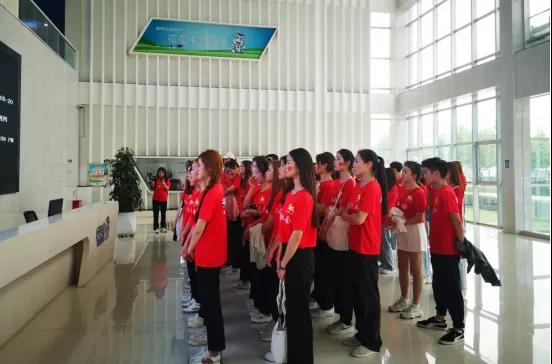 做白色的牛奶，創(chuàng)紅色的企業(yè)，花花牛乳業(yè)集團(tuán)青春歌會(huì)慶祝建黨100周年