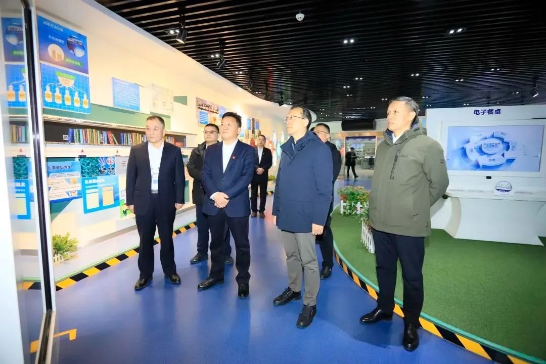 省政府國資委黨委書記、主任李濤一行到花花牛乳業(yè)集團(tuán)調(diào)研