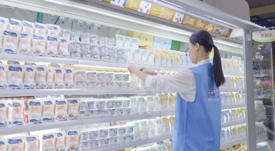 點(diǎn)贊！河南日報要聞02版——報道花花牛乳業(yè)集團(tuán)鄭州分公司乳制品生產(chǎn)場景，彰顯花花牛乳業(yè)集團(tuán)發(fā)展新活力