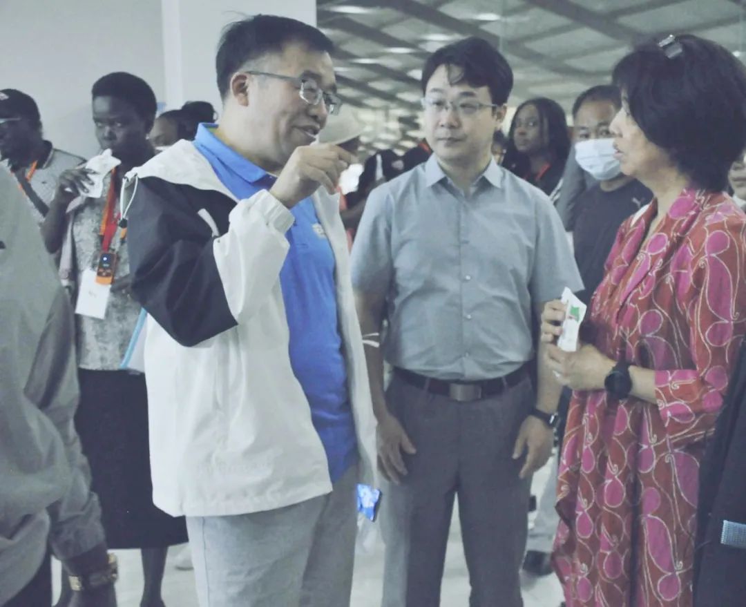 北京大學(xué)南南合作與發(fā)展學(xué)院教授、全球伙伴關(guān)系主任周詠梅一行蒞臨花花牛平輿瑞亞牧業(yè)參觀調(diào)研