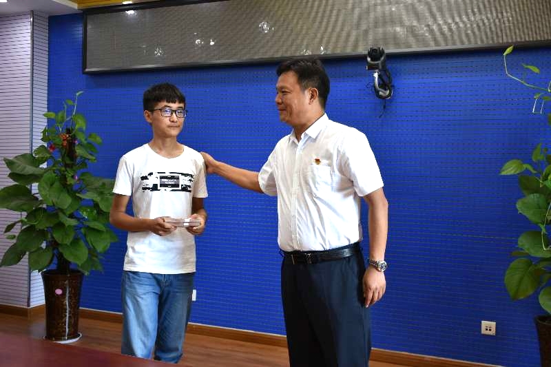 花花牛濟(jì)困解難，助力學(xué)子圓夢香江