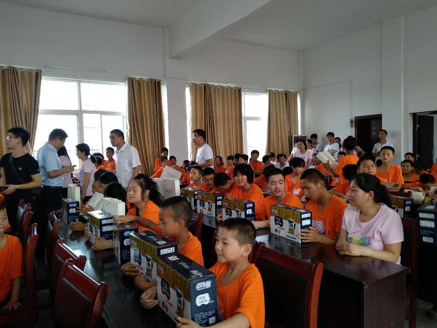 “關(guān)愛特殊兒童，讓愛灑滿人間—花花牛乳業(yè)集團(tuán)2018中國小康牛奶行動” 公益助學(xué)泌陽捐贈儀式