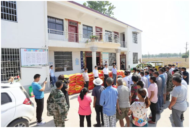 秋種化肥進農(nóng)戶 精準(zhǔn)扶貧及時雨 | 花花牛集團精準(zhǔn)扶貧在行動 秋種化肥進農(nóng)戶 精準(zhǔn)扶貧及時雨 | 花花牛集團精準(zhǔn)扶貧在行動