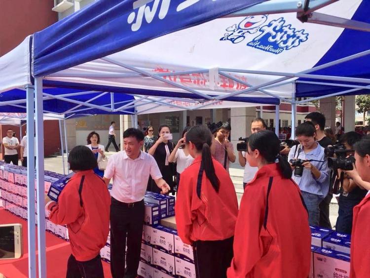 “健康中原，牛奶伴您行——花花牛乳業(yè)集團(tuán)2018中國(guó)小康牛奶行動(dòng)” 公益助學(xué)啟動(dòng)儀式隆重舉行