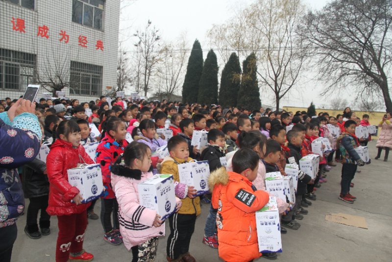 花花牛精準扶貧暖冬公益行走進登封市劉家溝