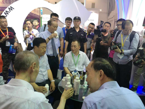 花花牛牛氣沖天！農(nóng)業(yè)部長品嘗“領(lǐng)暢”點贊，又獲國際奶業(yè)平臺青睞