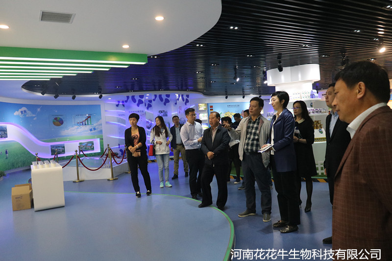 鄭州市二七區(qū)區(qū)委、統(tǒng)戰(zhàn)部部長王玉紅蒞臨花花牛生物科技有限公司參觀指導