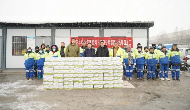 慰問(wèn)一線環(huán)衛(wèi)工，禮贈(zèng)新鮮花花牛