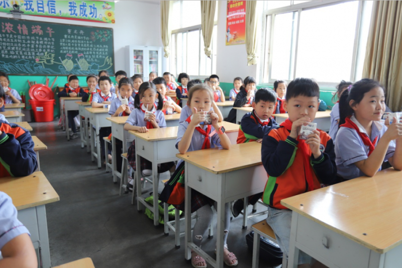 做好一杯放心奶 ——“花花?！背砷L記