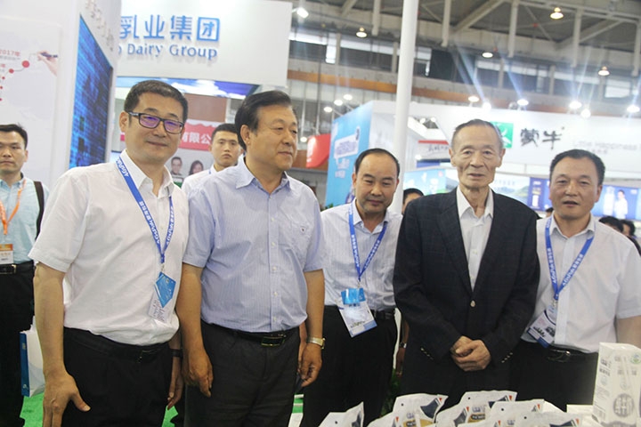 花花牛亮相第八屆中國奶業(yè)大會，又獲農(nóng)業(yè)部長一聲贊！