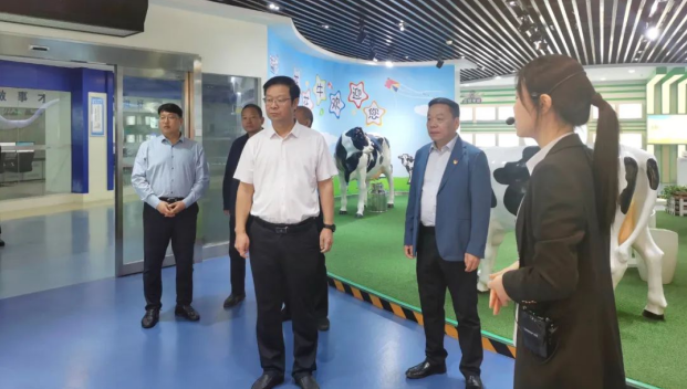 鄭州市人民檢察院黨組書記、代檢察長(zhǎng)張道偉一行蒞臨河南花花牛乳業(yè)集團(tuán)參觀調(diào)研
